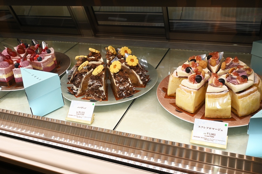 ukai2026_1023_3 | Lmaga.jp ピース専用箱のある生ケーキは約1カ月ごとに替わり、オープン時はいちじくの乗った「スフレフロマージュ」(1061円)など5種(Lmaga.jp撮影)