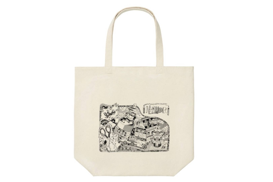 uniqloikoma_bungunoinamori2 | Lmaga.jp 文具のいなもりと縁の深いイラストレーター・ごとうあやさんの絵を使用したトートバッグ。2490円(提供写真)