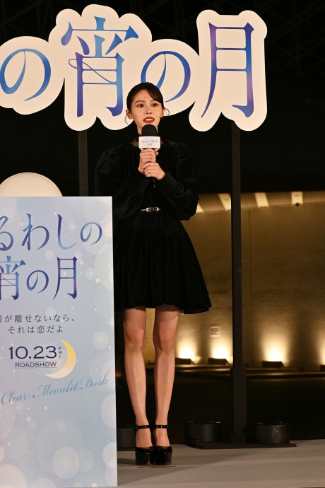 uruwashi2026_1014_4 | Lmaga.jp ドレッシーなワンピースをまとって登場した安斉星来(10月14日・メリケンパーク/Lmaga.jp撮影)