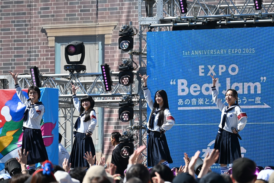 usj2026_1013_17 | Lmaga.jp 『“EXPO Beat Jam”』に出演した新しい学校のリーダーズ。左からSUZUKA、MIZYU、KANON、RIN(10月13日・USJ/Lmaga.jp撮影)