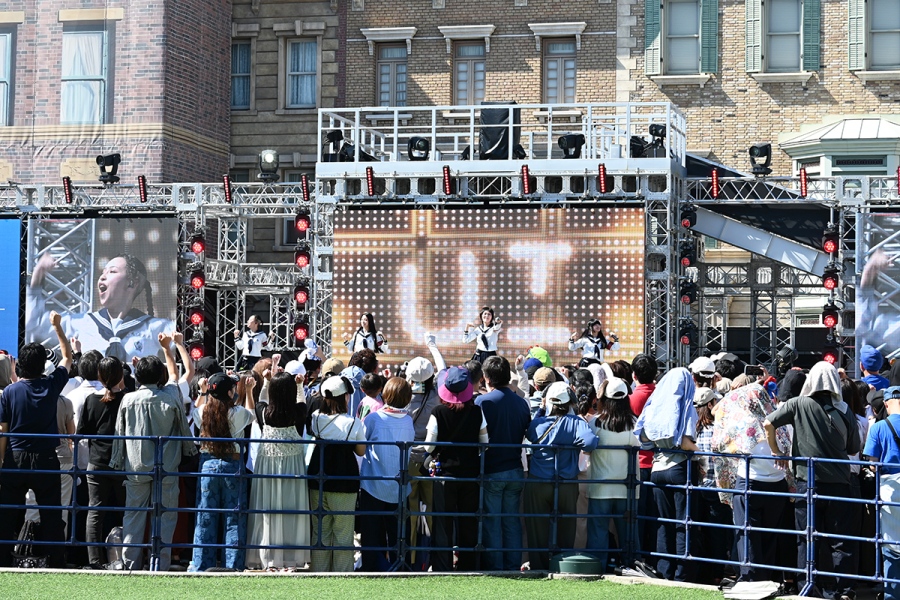 usj2026_1013_4 | Lmaga.jp 『“EXPO Beat Jam”』に出演した新しい学校のリーダーズ(10月13日・USJ/Lmaga.jp撮影)