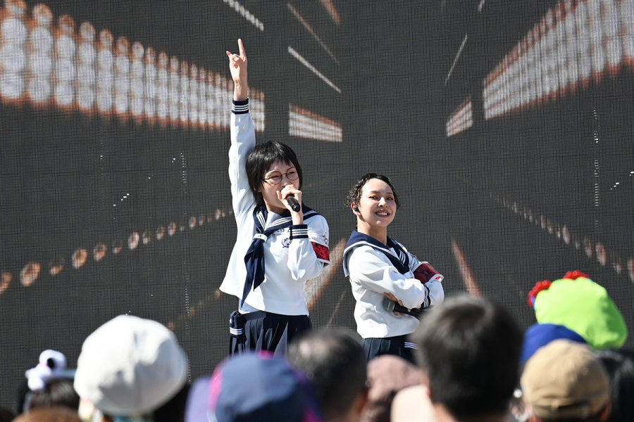 usj2026_1013_5 | Lmaga.jp 左から『“EXPO Beat Jam”』に出演した新しい学校のリーダーズ・SUZUKA、RIN(10月13日・USJ/Lmaga.jp撮影)