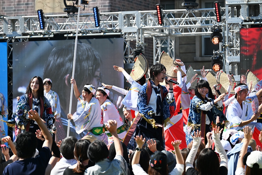 usj2026_1013_9 | Lmaga.jp 『“EXPO Beat Jam”』に出演した新しい学校のリーダーズ(10月13日・USJ/Lmaga.jp撮影)