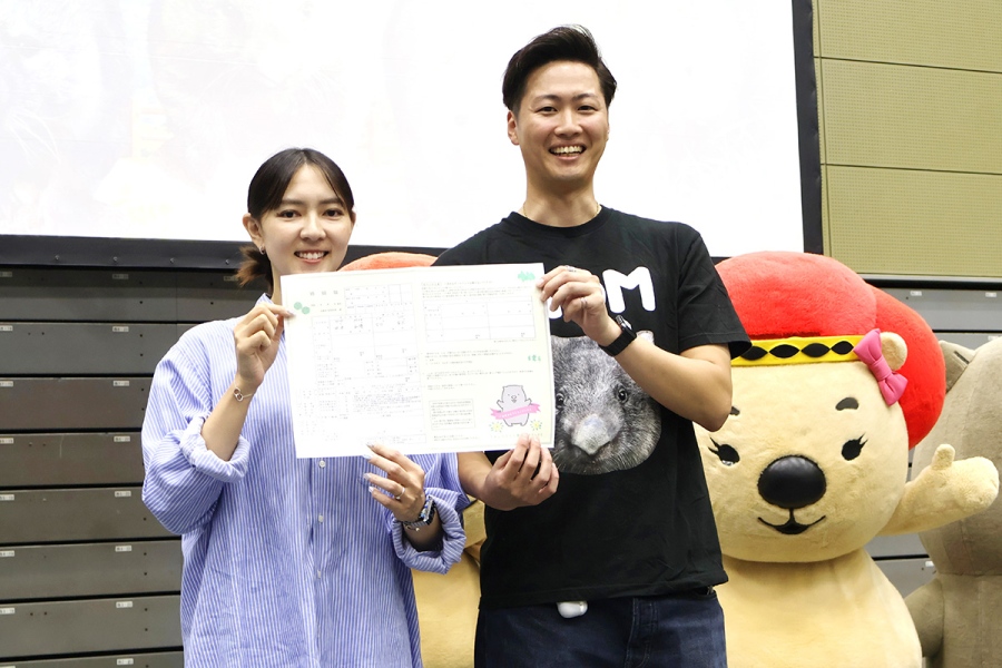 wombat_wedding2 | Lmaga.jp 「ウォンちゃん婚姻届」に署名した坂本和優さんと芳谷英花さんカップル(10月18日撮影、五月山体育館)