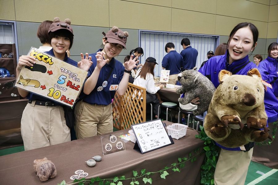 wombatday_2026_5 | Lmaga.jp ウォンバットゲームへの参加を呼び掛ける専門学校生(10月18日撮影、五月山体育館)