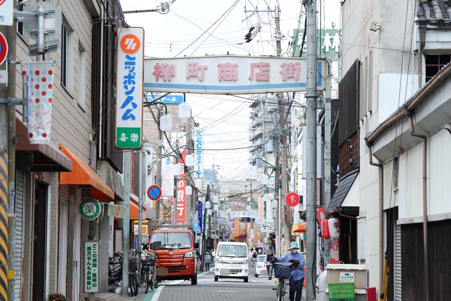 yamatokoriyama_202609_61 | Lmaga.jp 「柳町商店街」のアーチ看板は、色あせ具合がかわいい