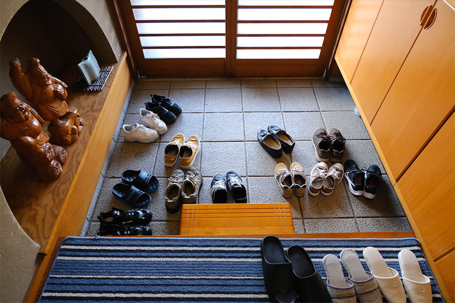 玄関で靴を脱ぐとき、つま先を家の中に向けて置くと…（Mimei Kawakami/stock.adobe.com）